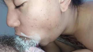 сперма в жопе ублюдка размазывает весь мой жадный рот, пока я трахаю его член до дна