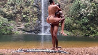 滝での野外セックス