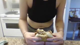 自家製ハンバーガーを食べる 1🍔