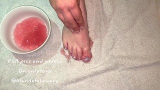 vidéo de gelée fétichiste des pieds, quelqu’un veut m’aider à nettoyer?