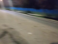 Exibicionismo en la carretera 🍆 joven exhibe su polla en plena autopista