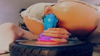 Короткие рваные джинсы / Верховая езда