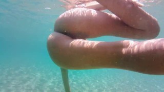Spionage exhibitionistische vriendin masturbeert onder water! Naaktzus bespioneert haar tocca in het water