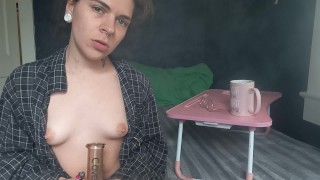 Desnudando para que Bong golpee con mi café matutino MÁS EN MI PERFIL