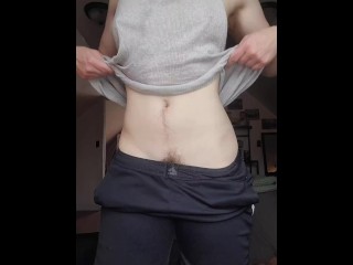 Homme Trans Poilu En Sueur Strip-tease Après Une Séance D’entraînement