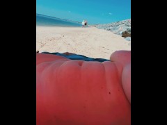 J'exhibe ma chatte et mes seins sur la plage publique