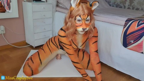 Bodypaint tigre - Gode à cheval et pipe - MisaCosplaySwe