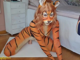 Tiger Bodypaint - Equitação Dildo e BJ - MisaCosplaySwe