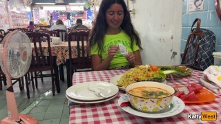 Lustvolle Kathy isst in einem asiatischen Café ohne Höschen und blinkende Muschi zu Mittag