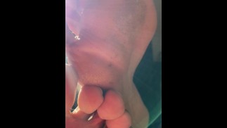 Грязные подошвы мастера во время чтения