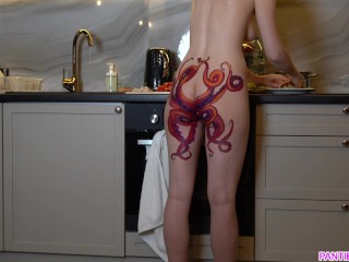 屁股上有章鱼纹身的裸体家庭主妇做饭