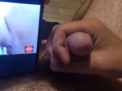 Elle lui fait un live de sa douche et il se gicle sur le ventre