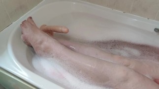 Только представьте себе. Ты, Я, теплая ванна и мыльная ногами...