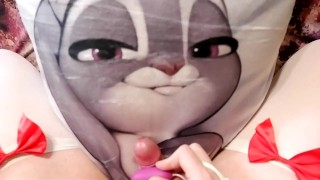EroNekoKun - Cute jongen masturbatie en sperma kreunen op dakimakura met geile Judy Hopps