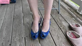 TSM - Lola dips her feet from slippers to heels