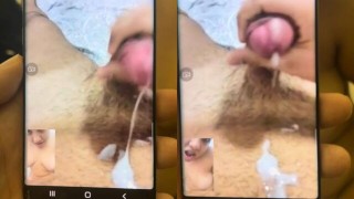 Ich mache einen Videoanruf, während ich meinem Nachbarn einen Blowjob mache