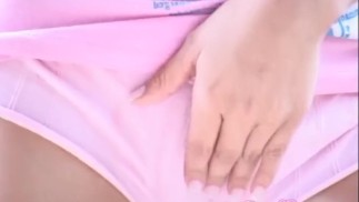 Jeune femme amateur coquine savourant une scène solo