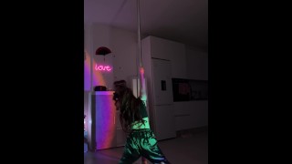 Twerk y pole dance Estudiante pelirroja con gran culo
