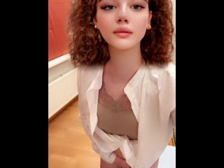 Шмель забыл одеть трусы.