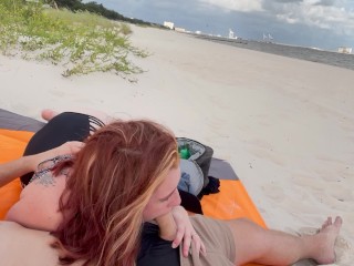 Pelirroja Cachonda me Da Una Mamada Pública Arriesgada En La Playa Throatpie
