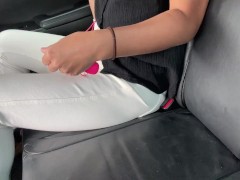 友達の車で、こっそりローター使ったら大変な事になった😲💦 - Screenshot 2 of 16 - Masturbate