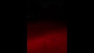 赤裸裸地闪烁其他汽车和卡车