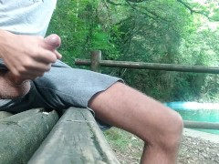 El Tío Se Arriesga y Se Masturba En el Banco PúblicoDe La Piscina y Casi Es Pillado Corriendose