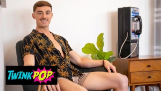 TWINKPOP - Der Hübsche Phönix Streichelt Seinen Langen Gebogenen Schwanz, Bis Er Eine Riesige Ladung Auf Das Bett Schießt