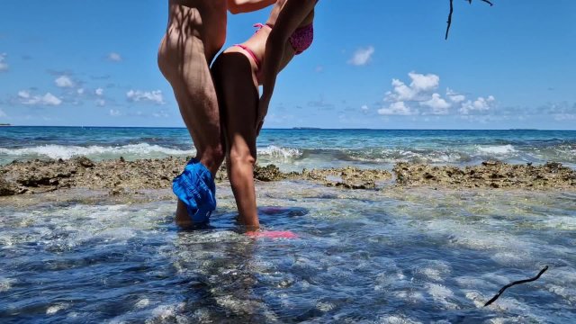 Piękna milf na wyspie rozpusty