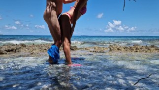 Красивая милфа на острове разврата