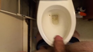 Guy雑草を吸った後、トイレで素早く小便をします