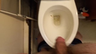 Typ Nimmt eine schnelle Pisse in die Toilette, nachdem er etwas Gras geraucht hat