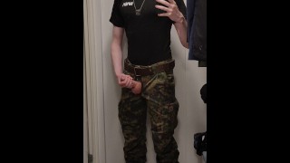 Jovencito del ejército masturbándose