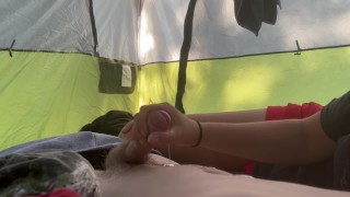 Missy me gicle une énorme charge lors de mon voyage d’anniversaire en camping