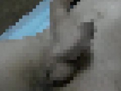 何かをバウンドさせながらしごいて腹に射精する童貞（オナニー、自慰、睾丸） - Screenshot 7 of 16 - オナニー