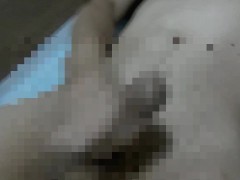 何かをバウンドさせながらしごいて腹に射精する童貞（オナニー、自慰、睾丸） - Screenshot 8 of 16 - 自慰