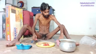 Rajesh Playboy 993 cortando vegetais para fazer curry