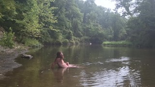 Naked dans la nature 13: Éjaculation massive dans le ruisseau!