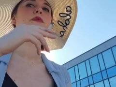 quand elle fume sa cigarette ma main glisse sur ma bite pour cracher mon jus