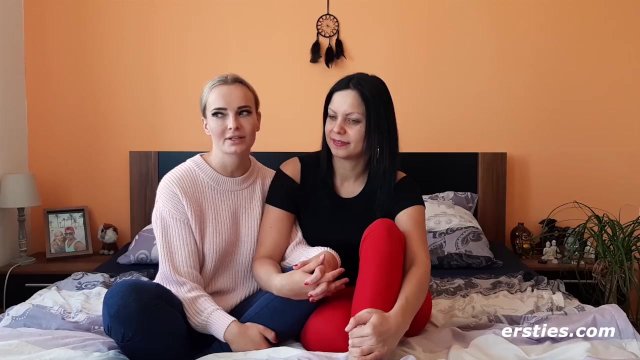 Ersties - Julia P und Victoria P - Mädchen lecken besser!