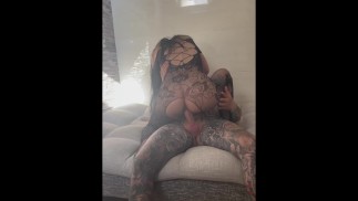 我说服了一个街上的女孩拍了一部色情电影，但她已经是性专业人士了