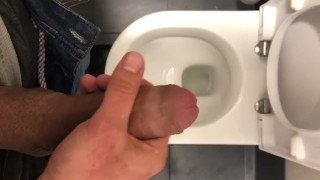 Je me branle et jouis dans les toilettes publiques d'un centre commercial
