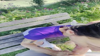 我和继妹出去公园散步，她在长凳上吮吸我的鸡巴，我把我的鸡巴