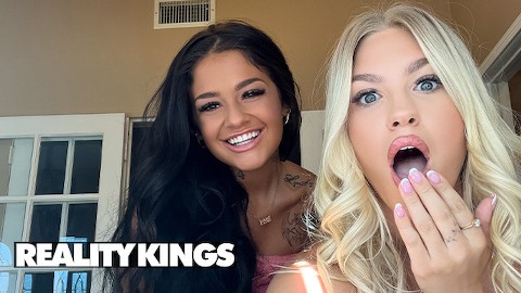 REALITY KINGS - Jazlyn Ray mediteert terwijl Ryan Reid haar aandacht probeert te krijgen door Naked