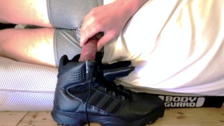Большая нагрузка спермы в ботинки Adidas GSG9