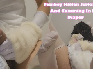 Femboy Kitten Masturbándose y Corriéndose En Su Pañal