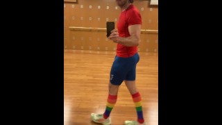 Calcetines arcoíris en el gimnasio spandex y una correa de jock debajo