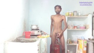 Rajeshplayboy993 cocinando curry aalu, azotando, metiendo los dedos en el culo