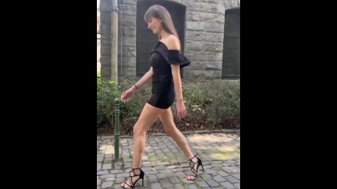 Visite du public muséum mini robe talons hauts sexy walk street