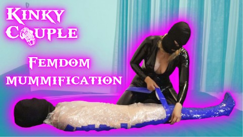 Femdom goddes momifies su chastity esclava y whips su pelotas